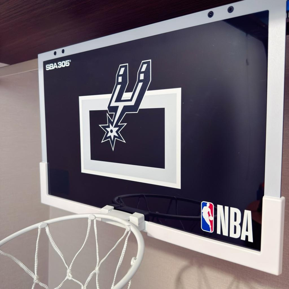 【球衣藏家】SBA305 台灣總代理 NBA 官方授權 壁掛式 居家 室內 玩具 小籃框 隊徽款 - 馬刺 附小籃球-細節圖2