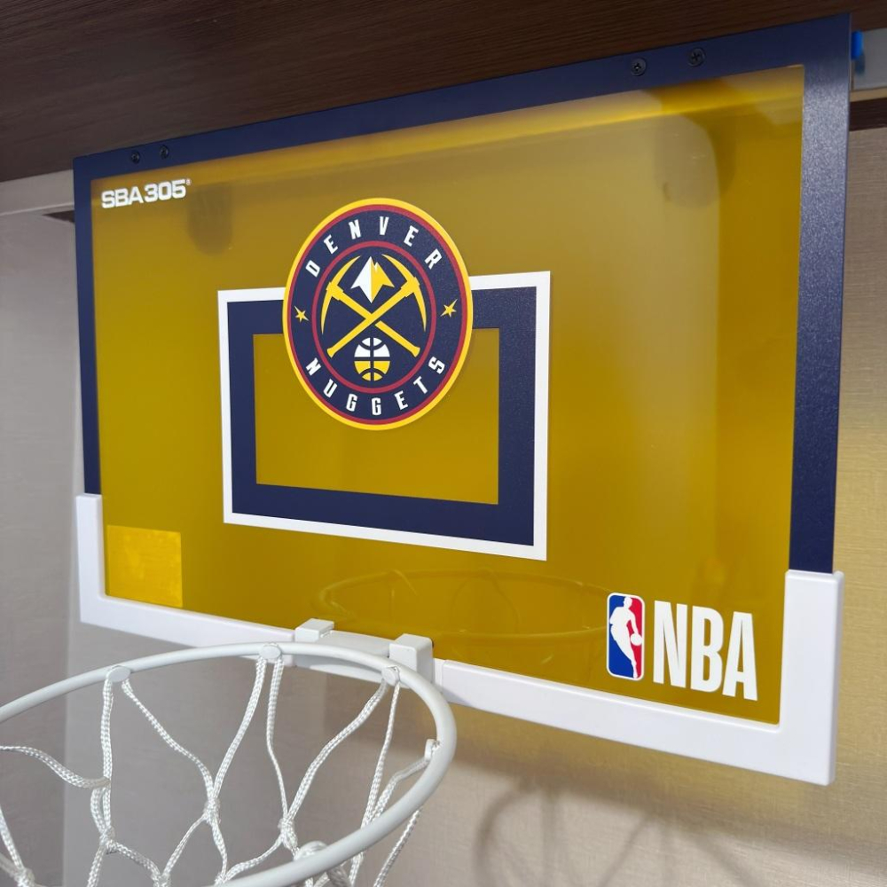 【球衣藏家】SBA305 台灣總代理 NBA 官方授權 壁掛式 居家 室內 玩具 小籃框 隊徽款 - 金塊 附小籃球-細節圖2