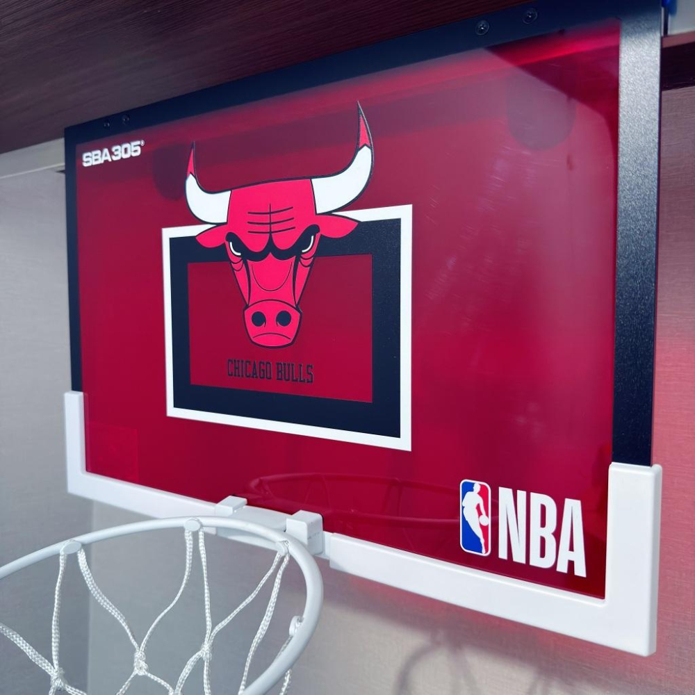 【球衣藏家】SBA305 台灣總代理 NBA 官方授權 壁掛式 居家 室內 玩具 小籃框 隊徽款 - 公牛 附小籃球-細節圖2