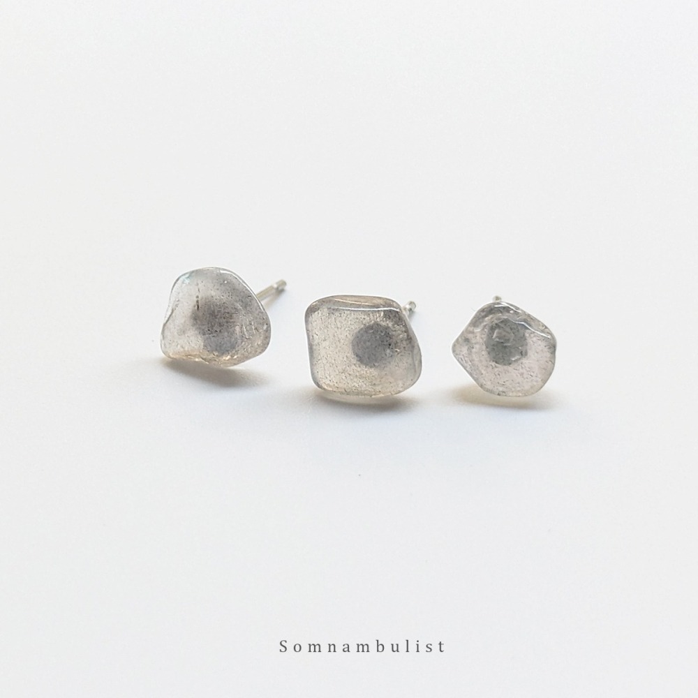 Somnambulist 天然水晶 灰月光藍月光石 隨形石 不鏽鋼低敏耳針 耳環 飾品 耳釘 星座 禮物 閨密 誕生石-細節圖4