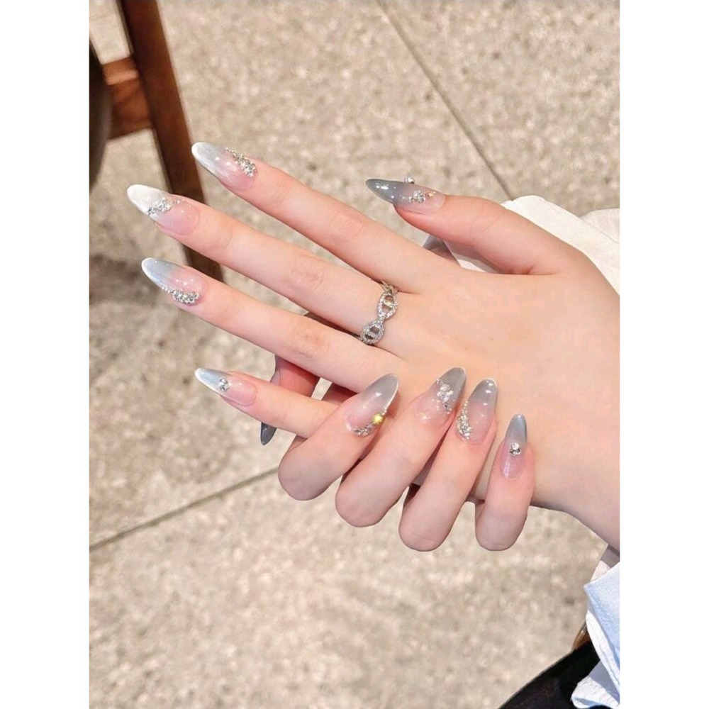 💅 銀色漸層貼片美甲｜水鑽設計-細節圖2