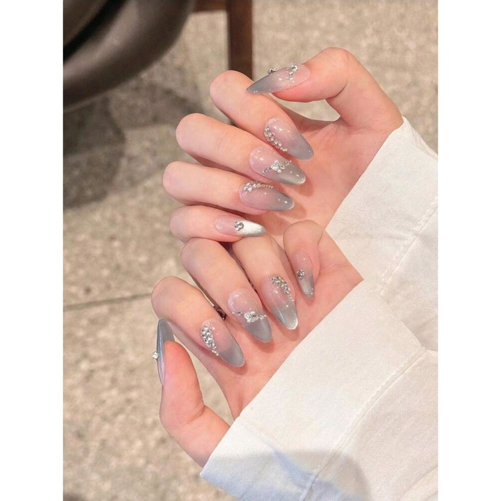 💅 銀色漸層貼片美甲｜水鑽設計-細節圖3