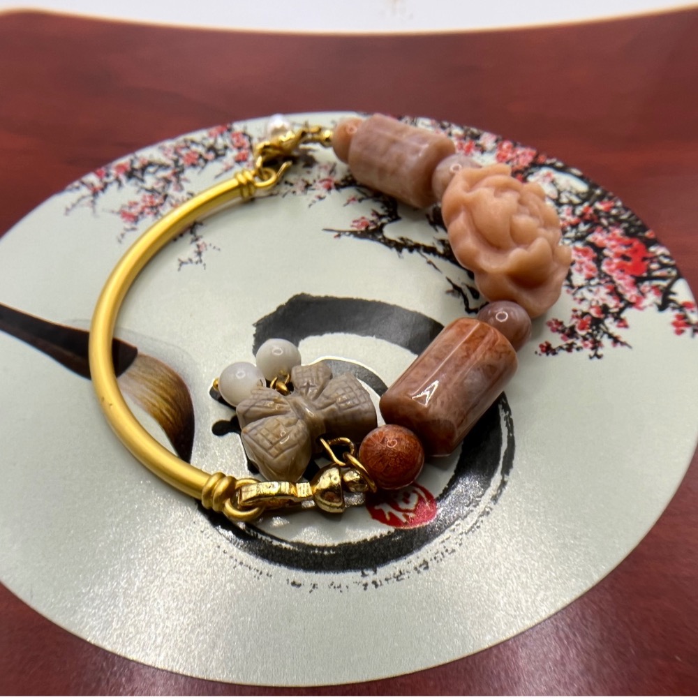 胭脂玉精緻雕工牡丹花/珊瑚玉桶珠半鐲設計-細節圖2