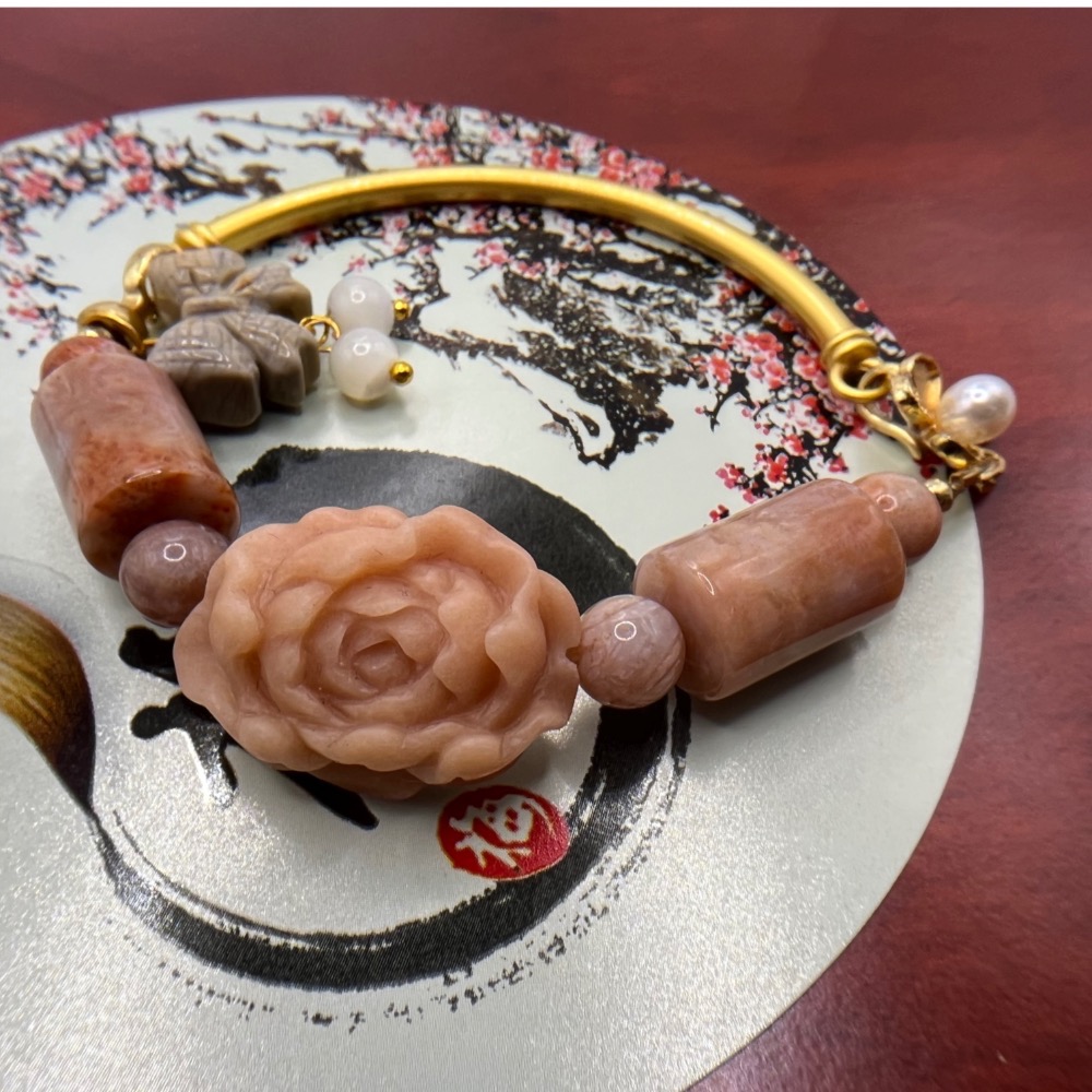胭脂玉精緻雕工牡丹花/珊瑚玉桶珠半鐲設計-細節圖3