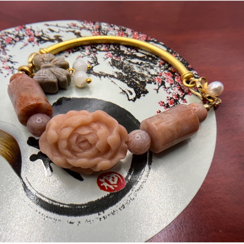 胭脂玉精緻雕工牡丹花/珊瑚玉桶珠半鐲設計-細節圖4