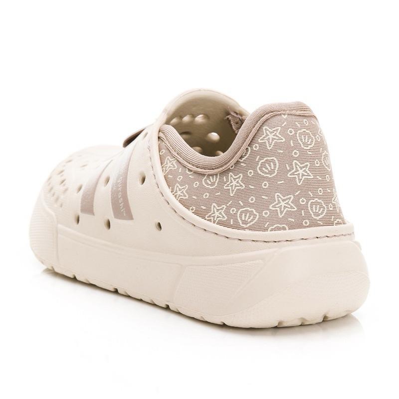 台灣製  現貨+預購✨角落小夥伴 兒童防水洞洞鞋✨ 速乾透氣  一體成型輕量止滑  休閒懶人鞋 輕便鞋 角落生物 奶茶色-細節圖4