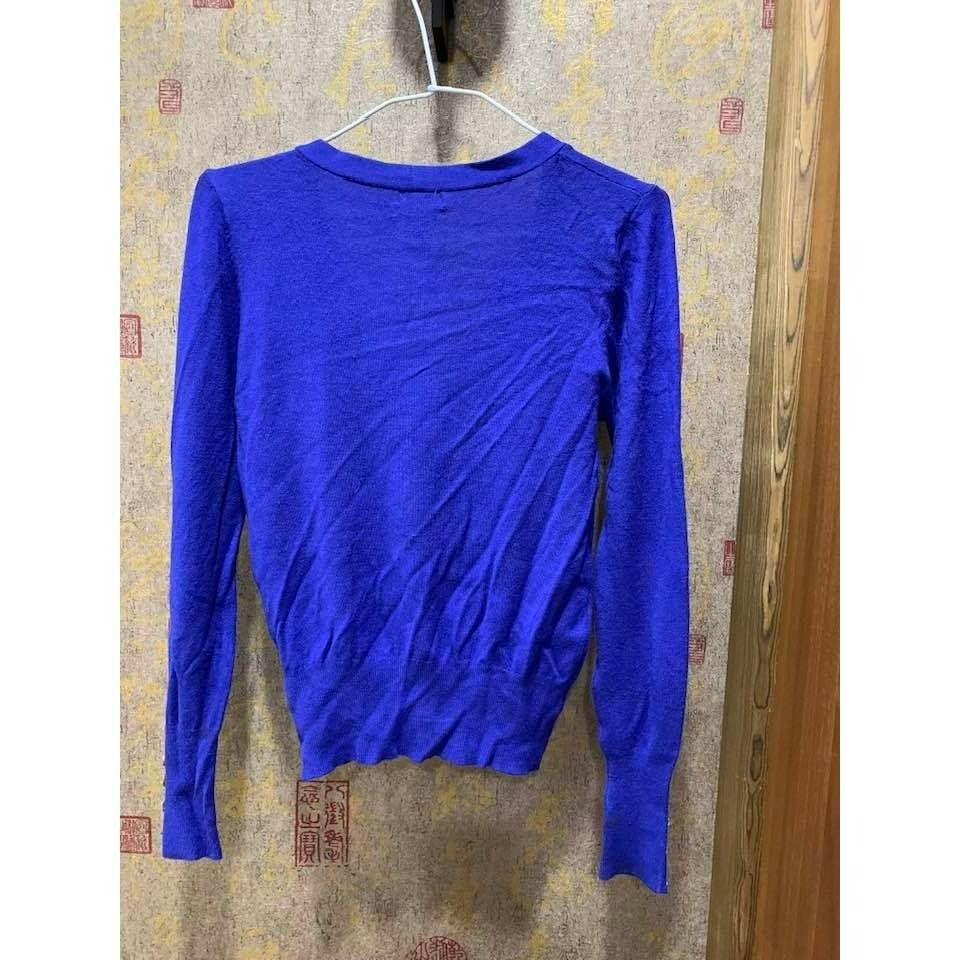 【二手】 V領長袖針織薄款上衣 開扣上衣-細節圖2