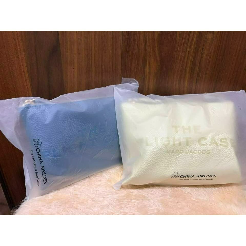 華航 2026 華航 x Marc Jacobs 全新 豪華經濟艙 過夜包 / 旅行盥洗包