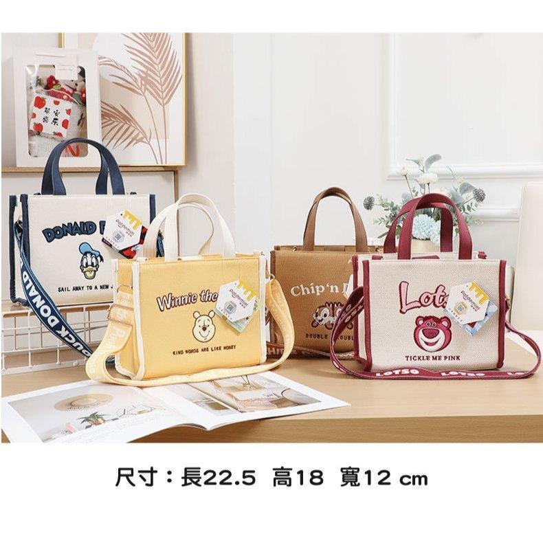 正版✨奇奇蒂蒂 草莓熊 維尼 唐老鴨 熊抱哥 小方包 斜背包 兩用包包 手提包 可愛包包 可拆可調式肩帶（平輸代購）-細節圖2