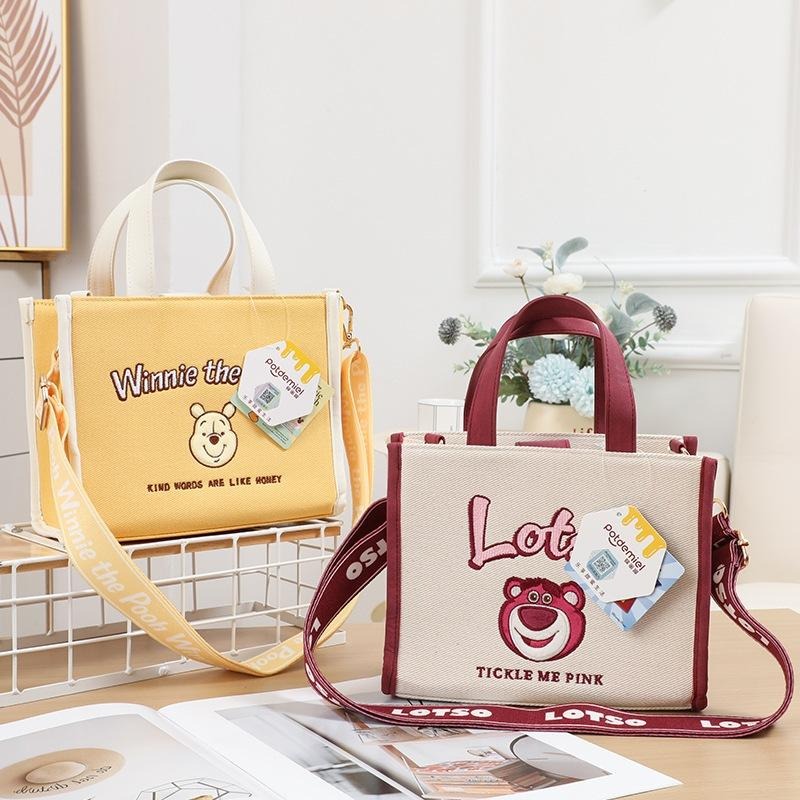 正版✨奇奇蒂蒂 草莓熊 維尼 唐老鴨 熊抱哥 小方包 斜背包 兩用包包 手提包 可愛包包 可拆可調式肩帶（平輸代購）-細節圖4