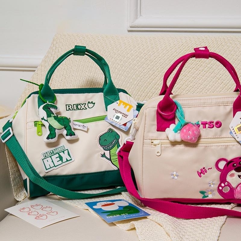 正版✨迪士尼包包 大容量手提包 斜背包 上課包包 兩用包包 熊抱哥 抱抱龍 小美 火腿 可拆卸可調肩帶（平輸代購）-細節圖4