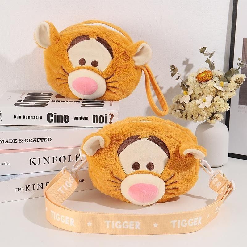 正版✨維尼熊斜背包 跳跳虎化妝包 迪士尼包包 兩面翻轉斜背包 絨毛包包（平行輸入代購）-細節圖2