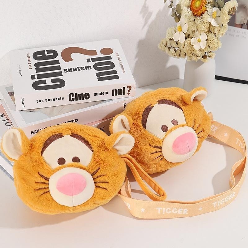 正版✨維尼熊斜背包 跳跳虎化妝包 迪士尼包包 兩面翻轉斜背包 絨毛包包（平行輸入代購）-細節圖3