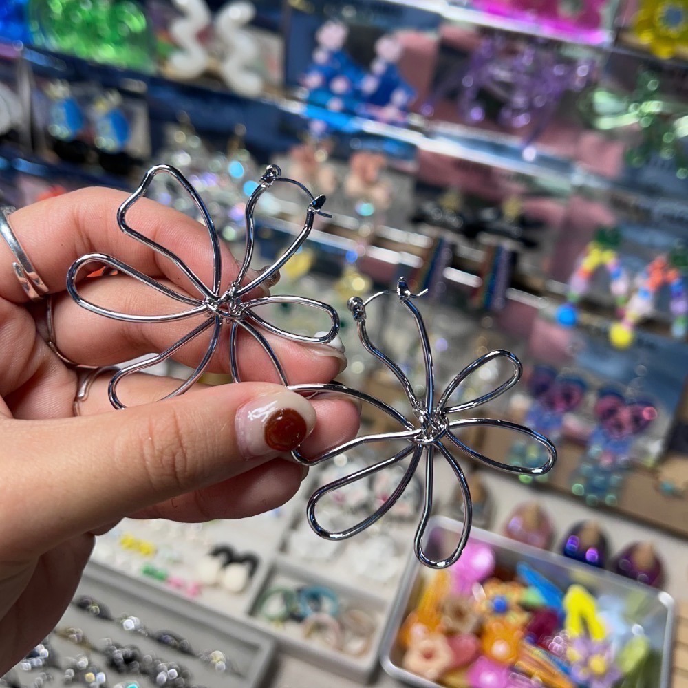 日系 纏繞花花不銹鋼耳環 / （預購）大花花背帶-細節圖3