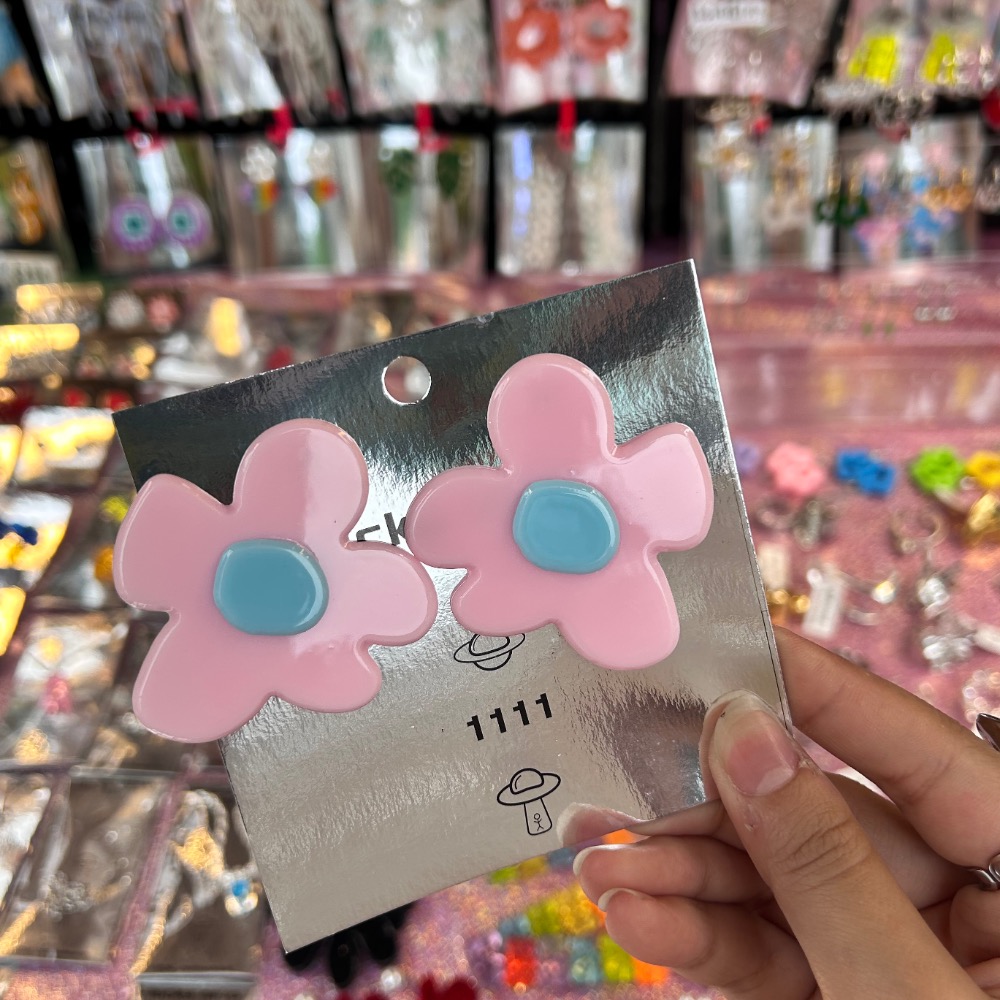 ＼超可愛/ 壓克力 貼耳撞色大花花-細節圖2
