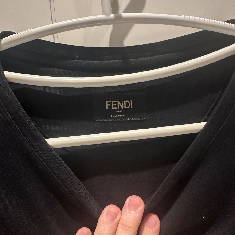 FENDI芬迪｜絕版經典黃眼LOGO設計｜黑短袖T恤｜品牌上衣｜M號46｜8.9成新-細節圖4