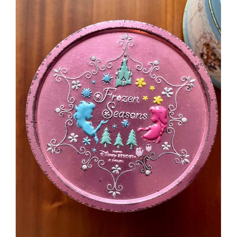 鐵盒1⃣️絕品孤品2008年東京迪士尼旅館開幕紀念版米奇大野狼2⃣️冰雪奇緣艾莎安娜合影Thistle Vintage-細節圖6