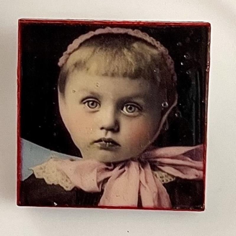 英國製英國🇬🇧胸針別針 1⃣️made in England 標骨瓷玫瑰花三色堇2⃣️木質可愛小朋友{Vintage}-細節圖2