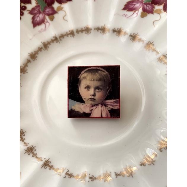 英國製英國🇬🇧胸針別針 1⃣️made in England 標骨瓷玫瑰花三色堇2⃣️木質可愛小朋友{Vintage}-細節圖4