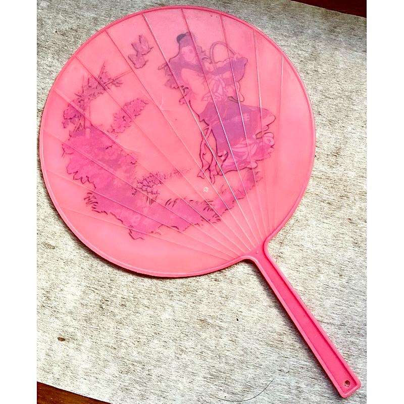 1️⃣台南力銘古早塑膠老扇子、民俗文物仕女畫2️⃣蔣公逝世首年發行的九秩誕辰紀念幣 保存完好銀質紀念幣附原裝壓克力展示盒-細節圖2