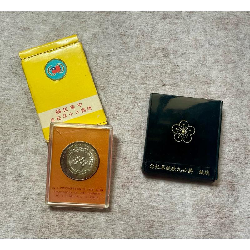 1️⃣台南力銘古早塑膠老扇子、民俗文物仕女畫2️⃣蔣公逝世首年發行的九秩誕辰紀念幣 保存完好銀質紀念幣附原裝壓克力展示盒-細節圖7