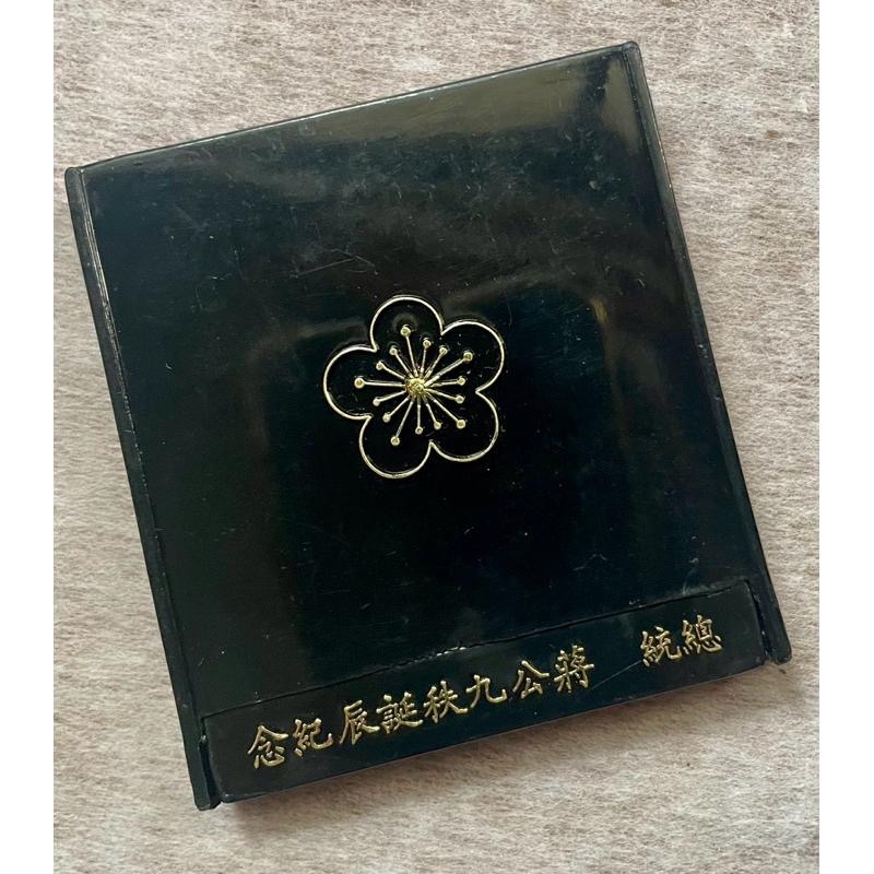 1️⃣台南力銘古早塑膠老扇子、民俗文物仕女畫2️⃣蔣公逝世首年發行的九秩誕辰紀念幣 保存完好銀質紀念幣附原裝壓克力展示盒-細節圖4