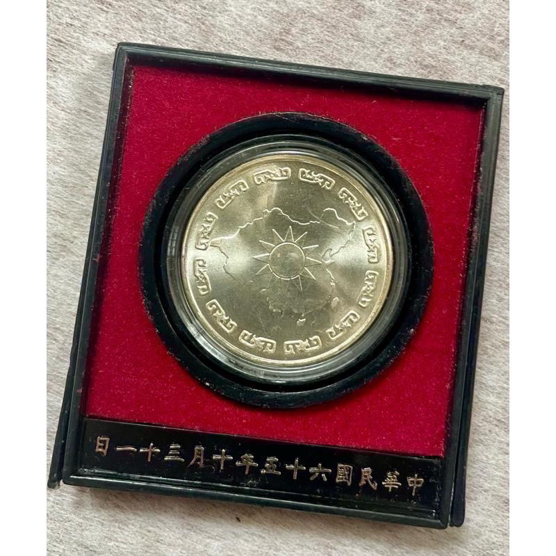 蔣公 蔣校長 蔣中正逝世首年發行的九秩誕辰紀念幣 保存完好銀質紀念幣附原裝壓克力展示盒-細節圖3