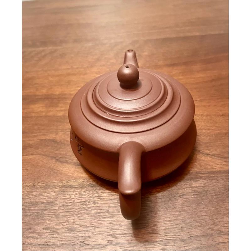 周成易老紫砂壺，全手工柴燒製作，約350cc。因蓋牆有磕碰，便宜出手。精品周成易制-細節圖3