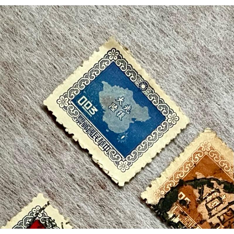 民國44年發行軍人節紀念郵票、58年實施9年國民教育週年紀念郵票、46年發行平版中華民國地圖郵票～標價為一張不挑隨機出貨-細節圖6