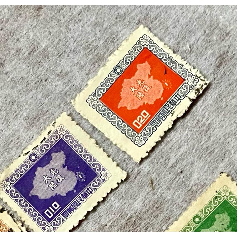 民國44年發行軍人節紀念郵票、58年實施9年國民教育週年紀念郵票、46年發行平版中華民國地圖郵票～標價為一張不挑隨機出貨-細節圖9