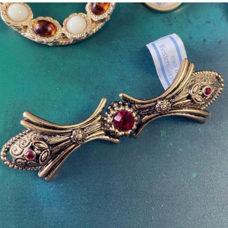 古著胸針1️⃣西德德國made in west Germany 雕花紅寶2️⃣avon小花3️⃣Paradise標琥珀色-細節圖4