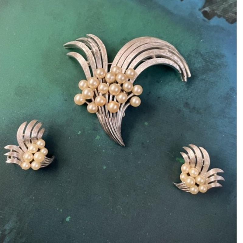 【Thistle Vintage】1970年代 Trifari 刻印珍珠胸針耳夾套組✨典雅復古・經典設計套裝🌿-細節圖2