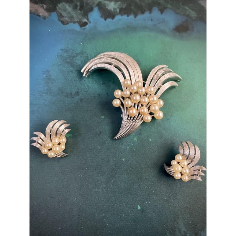 【Thistle Vintage】1970年代 Trifari 刻印珍珠胸針耳夾套組✨典雅復古・經典設計套裝🌿-細節圖3