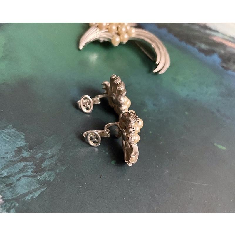 【Thistle Vintage】1970年代 Trifari 刻印珍珠胸針耳夾套組✨典雅復古・經典設計套裝🌿-細節圖4