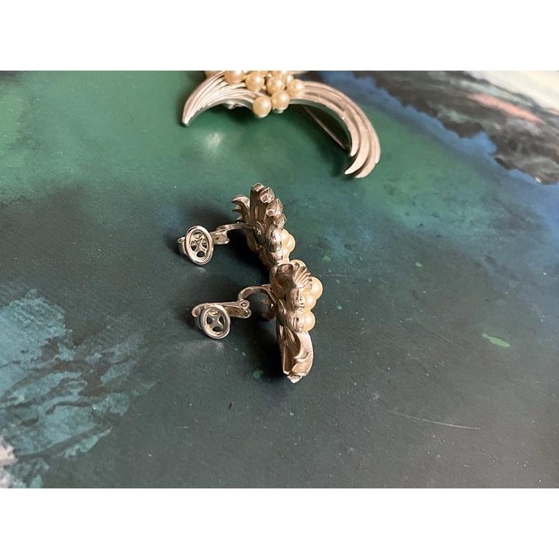 【Thistle Vintage】1970年代 Trifari 刻印珍珠胸針耳夾套組✨典雅復古・經典設計套裝🌿-細節圖5