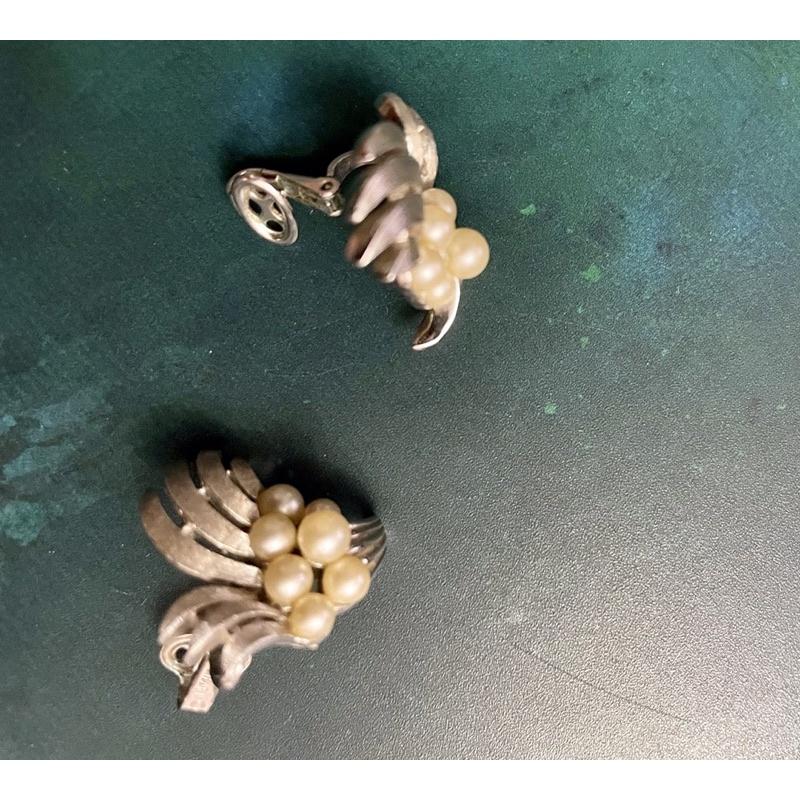 【Thistle Vintage】1970年代 Trifari 刻印珍珠胸針耳夾套組✨典雅復古・經典設計套裝🌿-細節圖6