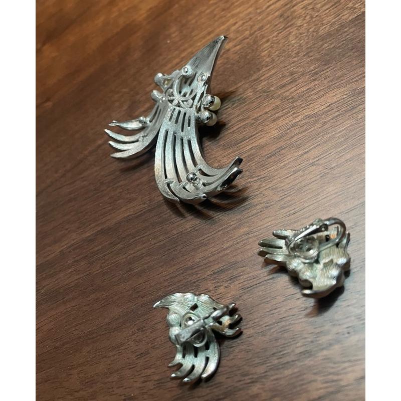 【Thistle Vintage】1970年代 Trifari 刻印珍珠胸針耳夾套組✨典雅復古・經典設計套裝🌿-細節圖7