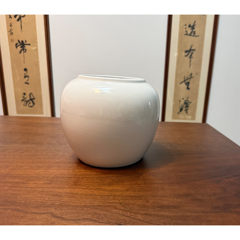 極簡美學✨台灣製造外銷用：經典百搭純白圓潤花瓶✨印有 Made in Taiwan 字樣 飽滿腹圍最寬59 公分-細節圖3