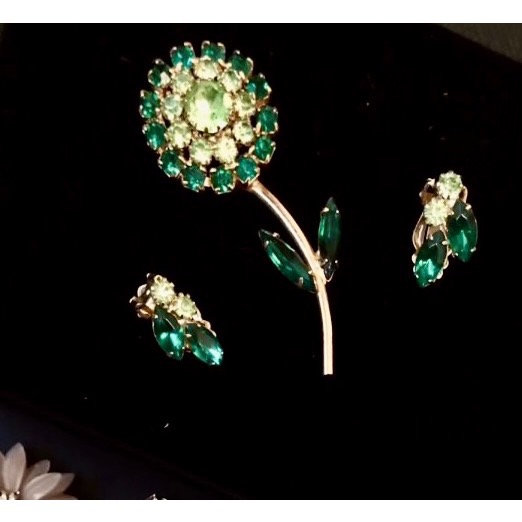 Thistle Vintage✨百年捷克水晶 花朵胸針＋耳夾套組✨施華洛世奇前輩級的傳奇工藝✨夜晚天然螢光-細節圖5