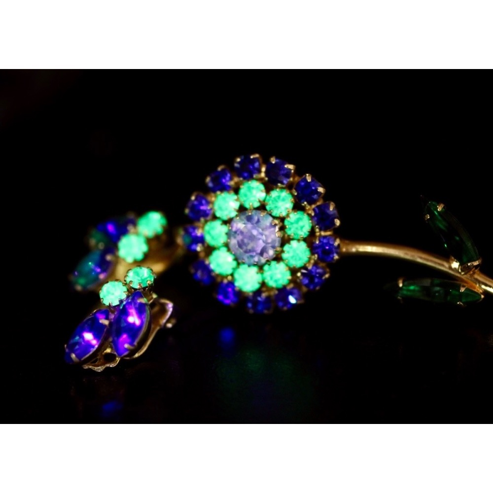 Thistle Vintage✨百年捷克水晶 花朵胸針＋耳夾套組✨施華洛世奇前輩級的傳奇工藝✨夜晚天然螢光-細節圖7