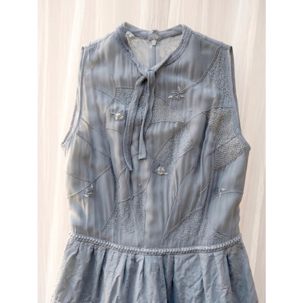 台灣的香奈兒✨夏姿✨Shiatzy Chen✨正品專櫃購入✨淺藍灰色高雅氣質 繡珠花蕾絲洋裝-細節圖3