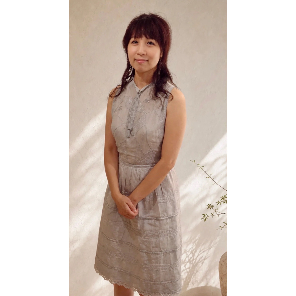 台灣的香奈兒✨夏姿✨Shiatzy Chen✨正品專櫃購入✨淺藍灰色高雅氣質 繡珠花蕾絲洋裝-細節圖5