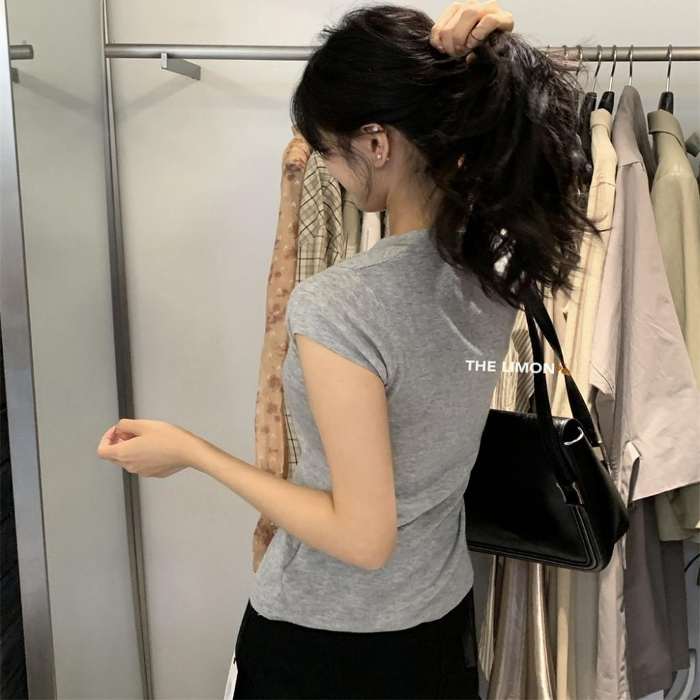 819 THE LIMON檸檬綠茶2025鞦季美式紐扣氣質修身顯瘦針織衫短袖 上衣-細節圖2