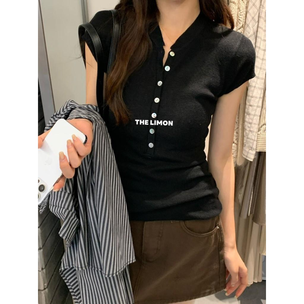 819 THE LIMON檸檬綠茶初鞦女時髦簡約風百搭顯瘦半排扣V領短袖針織衫-細節圖2