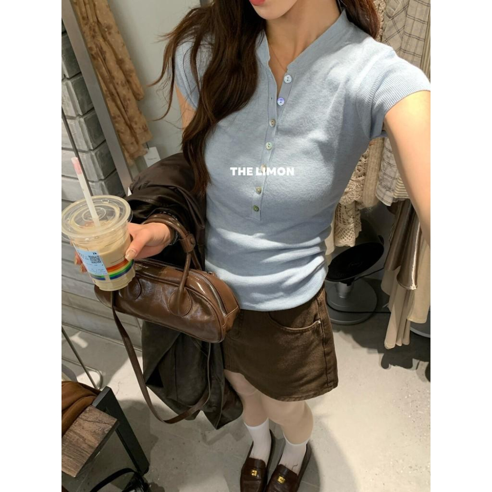819 THE LIMON檸檬綠茶初鞦女時髦簡約風百搭顯瘦半排扣V領短袖針織衫-細節圖3