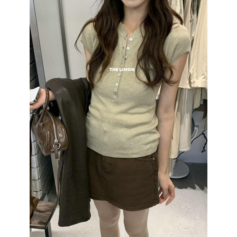 819 THE LIMON檸檬綠茶初鞦女時髦簡約風百搭顯瘦半排扣V領短袖針織衫-細節圖4