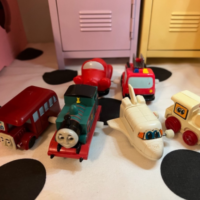 舊萌貨獵人-美國古董玩具-湯瑪士小火車-TOMY小車車-玩具車-迪士尼-雲梯車-各式玩具車-1993-1990-發條玩具