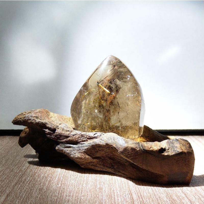 鈦晶擺件 隨型鈦晶柱 鈦晶花 太陽花 千層白幽靈 紅幽靈 有彩 帶雲母片 特製木座-細節圖2