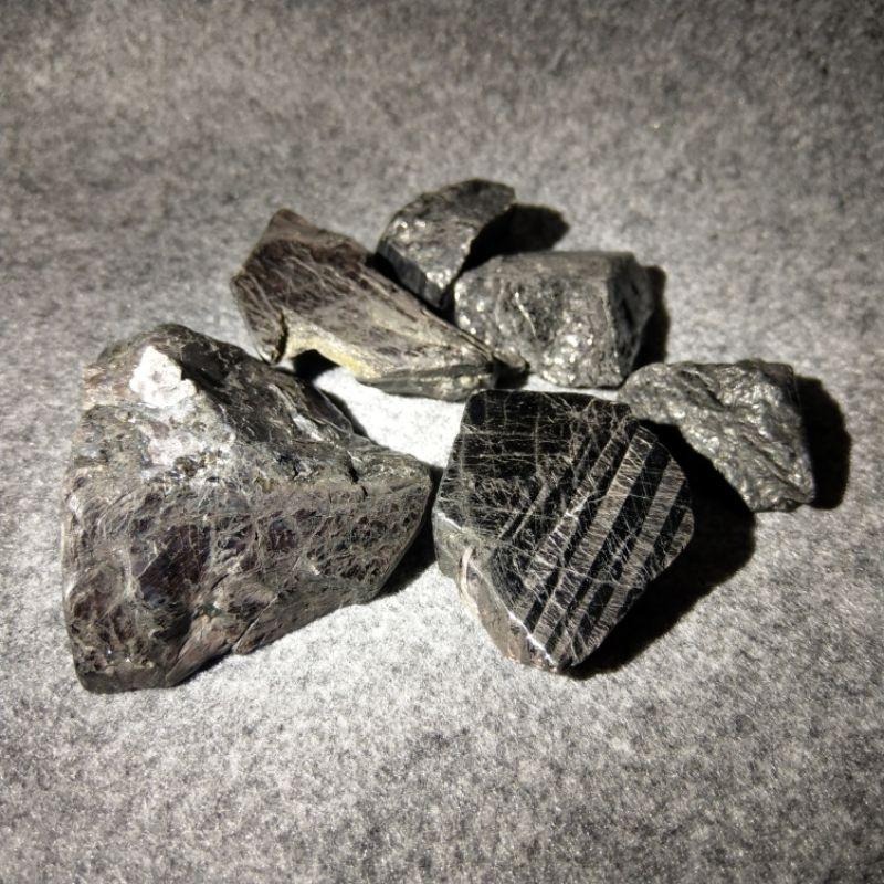 金運石原礦 黑銀線石 紫蘇輝石 銀線石 黑銀線 礦標 招財 避邪-細節圖2