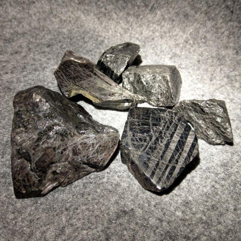 金運石原礦 黑銀線石 紫蘇輝石 銀線石 黑銀線 礦標 招財 避邪-細節圖3